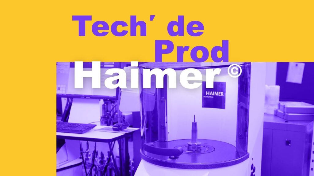 Technicien réalisant le préréglage d'un outil de coupe sur un banc de mesure en atelier