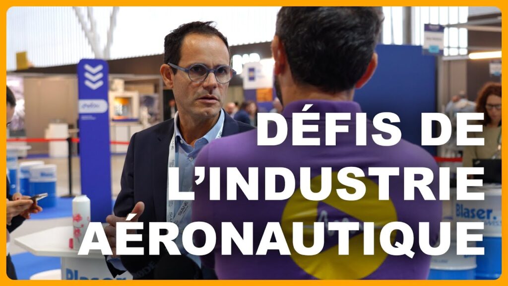 Emmanuel Cordier présente l'usine école mobile de PADOC sur le stand Badoc Océan lors d'un salon aéronautique