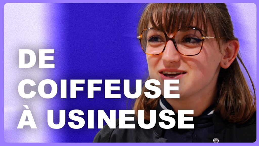 Phoebe Perez, apprentie en usinage, posant devant une machine de tournage à commande manuelle dans un atelier industriel