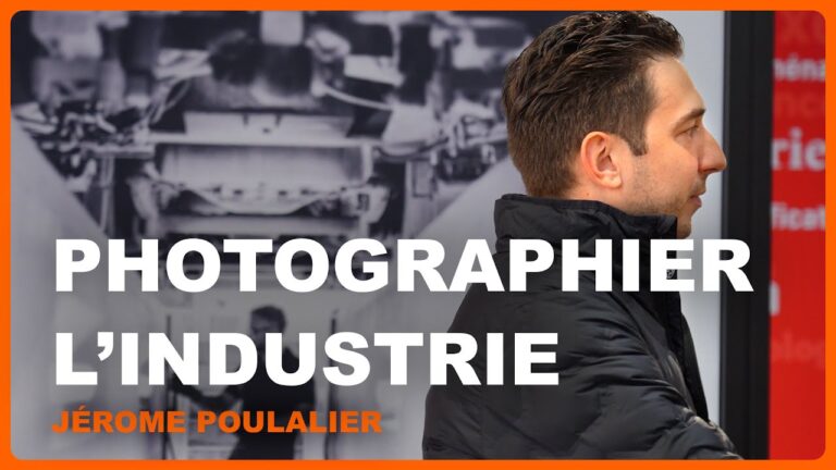 Jérôme Poulalier, photographe industriel, interviewé devant l'une de ses photographies mettant en valeur les métiers de l'industrie