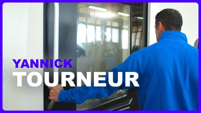 Tourneur sur commande numérique au travail sur un tour-fraiseur DMG MORI en atelier