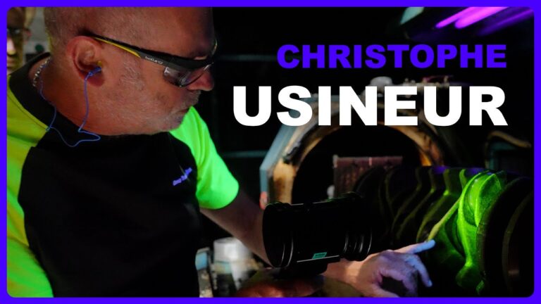 Opérateur d'usinage au travail sur une culasse de moteur dans l'atelier Volvo de Limoges