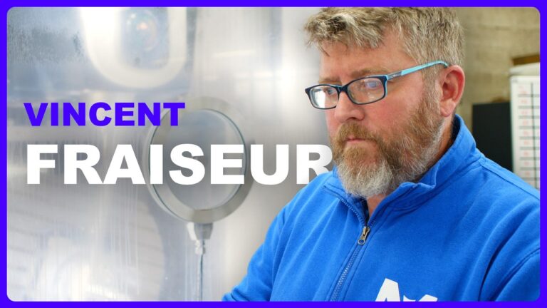 Fraiseur sur commande numérique réglant une machine d'usinage 5 axes en atelier