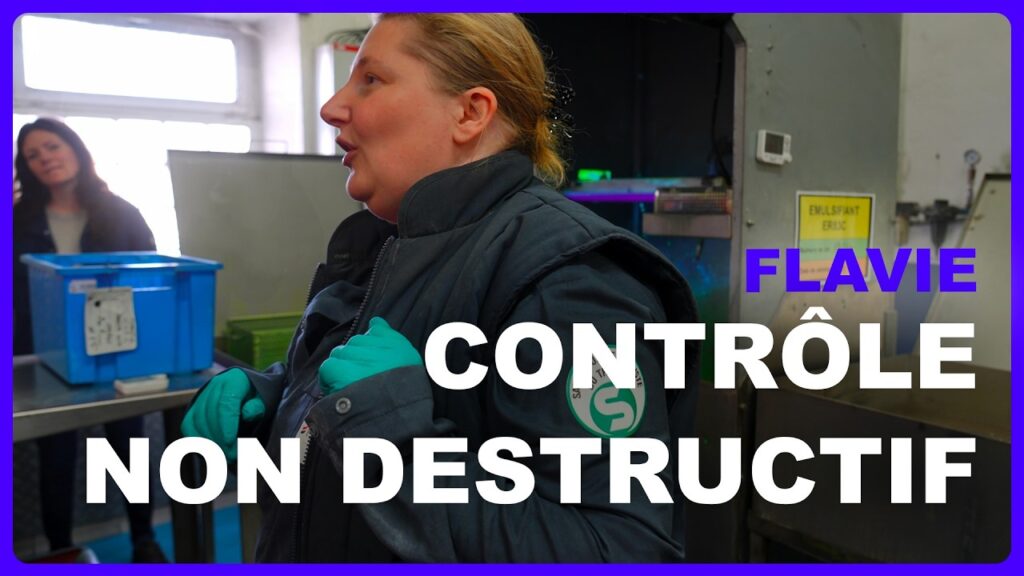 Flavie Delannoy, responsable du contrôle non destructif, présente le contrôle de pièces par ressuage dans son atelier