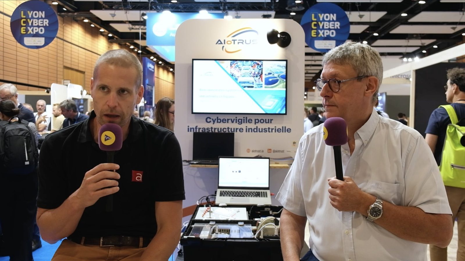 Interview Paroles d'acteurs au micro Production Line sur un stand de salon